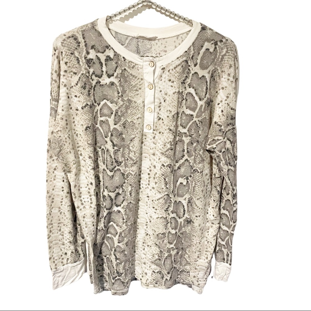 Talula Size Medium Grey Snake Print Long Sleeve Top